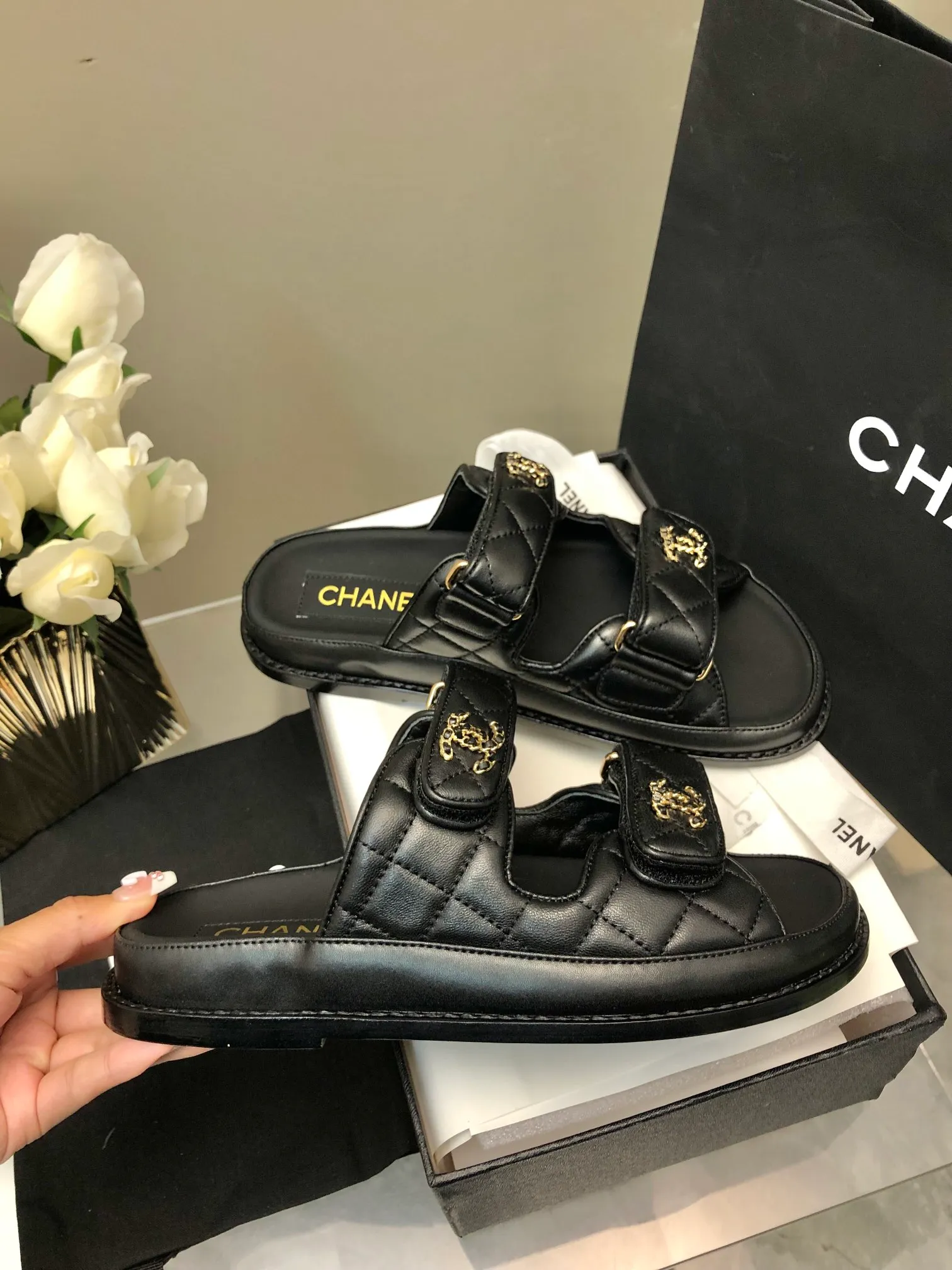 👟👟Ex-factory price 480👟👟 2024 chanel 24👟👟Ex-factory price Sandals new products Xiaoxiang Velcro slippers 24 spring and summer new products The transformation of classic models, so beautiful! Diamond platform platform sandals, slippers, elegant and noble, comfortable and versatile. Upper: lambskin. Foot pad: sheepskin. Sole: cowhide bottom. Size: 35-41. Top quality.